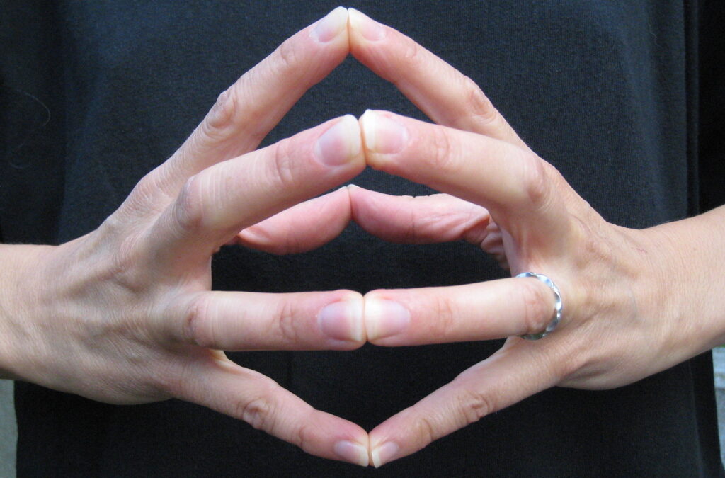 Hakini Mudra: Circulate Your Energy